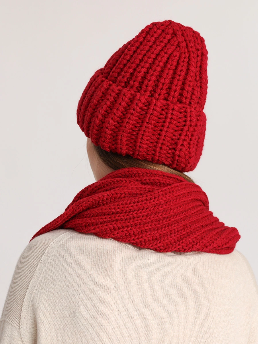 Комплект шапка и шарф красного цвета
